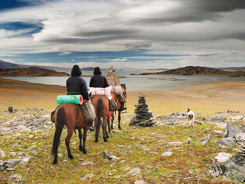 Zu Pferd durch die Steppen der Mongolei wandern