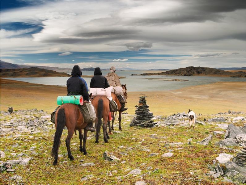Reiten in den mongolischen Steppen